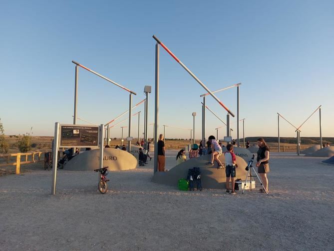 Ubicado en lo alto de una colina en este parque del Ensanche de Vallecas, el mirador se ha convertido en uno de los rincones más singulares de la capital para observar el firmamento.