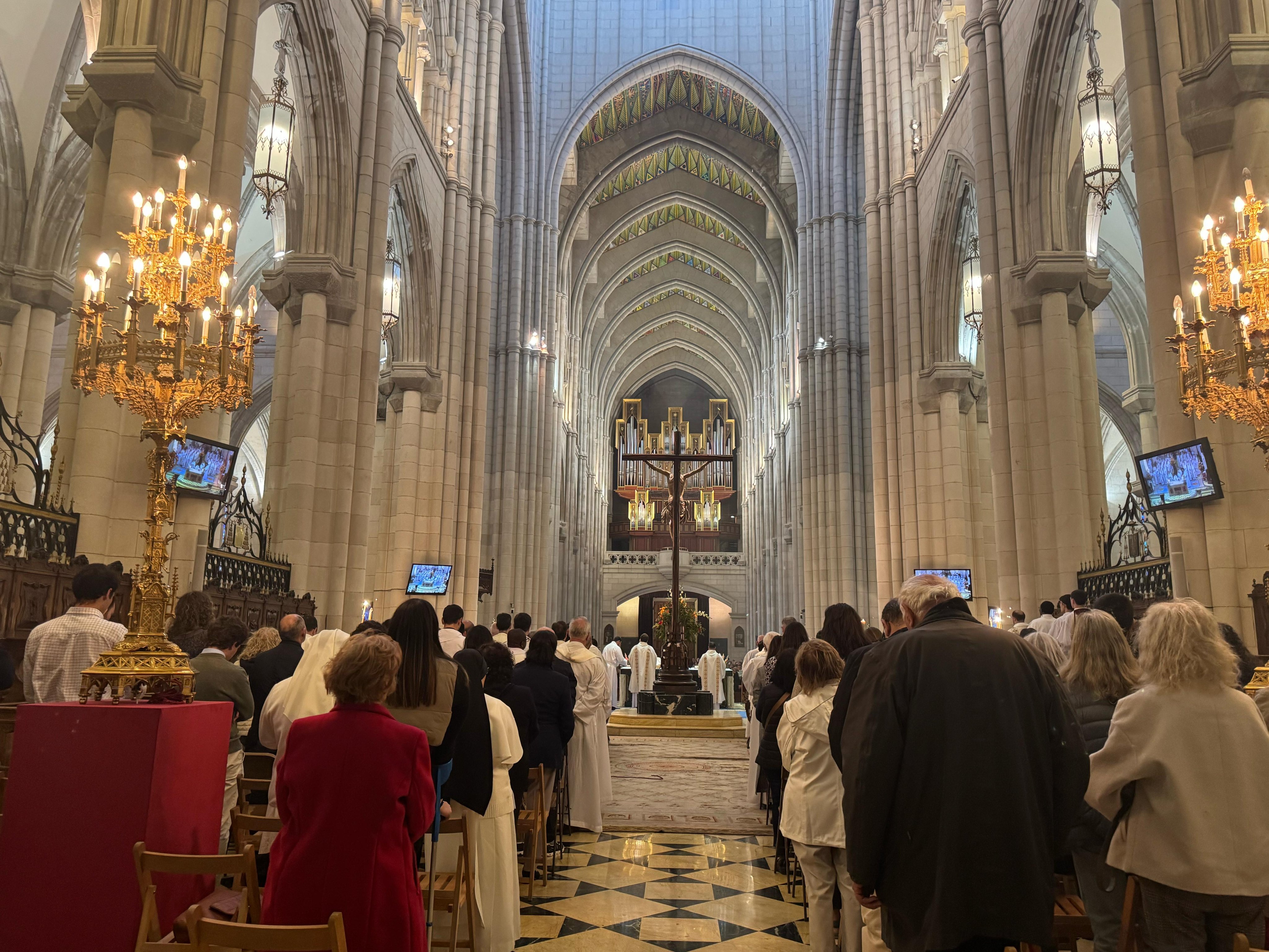 Misa por el Papa Francisco en la Catedral de la Almudena, presidida por ...