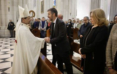 En la misa, según ha citado el cardenal Cobo, se encontraban presentes el delegado del Gobierno en Madrid, la vicealcaldesa, concejales, el consejero de la Presidencia y el obispo auxiliar de La Habana, entre otros.