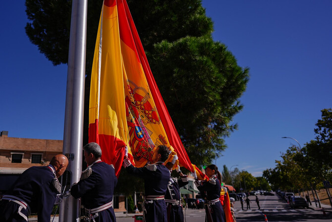 El alcalde de Madrid, José Luis Martínez Almeida, ha asistido al izado de la bandera nacional por parte de policías de gala en la glorieta dedicada al periodista Pepe Domingo Castaño que da acceso al barrio de Valdemarín, en el distrito de Moncloa Aravaca.