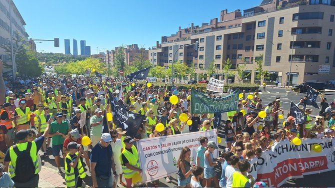 Familias de tres colegios del barrio de Montecarmelo, en Fuencarral El Pardo, han reclamado al consejero de Educación de la Comunidad de Madrid, Emilio Viciana, que intermedie con el Ayuntamiento de Madrid, para evitar la construcción del cantón de basura y la base del Selur, como vienen reclamando desde hace dos años.