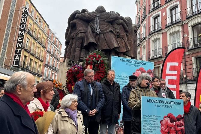 El conjunto artístico, instalado en 2002 a propuesta de Comisiones Obreras, recuerda el acto terrorista del que se cumplen 48 años y por el que tres abogados laboralistas –Enrique Valdevira Ibáñez, Luis Javier Benavides Orgaz y Francisco Javier Sauquillo–, el estudiante de derecho Serafín Holgado y el trabajador del despacho Ángel Rodríguez Leal, fueron asesinados por un comando de ultraderecha. 