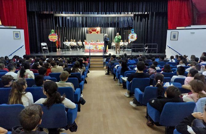 Para este certamen, los alumnos de Moratalaz de 5º y 6º de primaria han trabajado diversos artículos de la carta magna y han elaborado distintas exposiciones, que han sido calificadas por un jurado. 