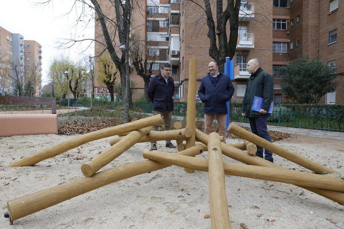 El delegado de Políticas de Vivienda y presidente de la Empresa Municipal de la Vivienda y Suelo de Madrid (EMVS Madrid), Álvaro González, acompañado del concejal de Moratalaz, Nacho Pezuela, ha visitado esta mañana el polígono E-I-Z, en el barrio de Vinateros.