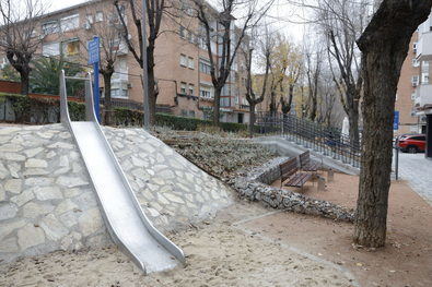 Se han eliminado barreras arquitectónicas, se ha incorporado vegetación que aporta sombra y confort climático y se han renovado áreas de juego infantil y zonas estanciales.