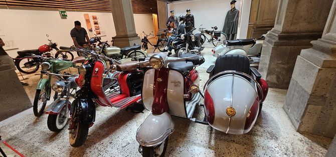El Centro Documental de la Memoria Histórica acoge la exposición 'Motocicletas de la posguerra española' en su sede de la ciudad de Salamanca, que se exhibe hasta el próximo 15 de octubre.