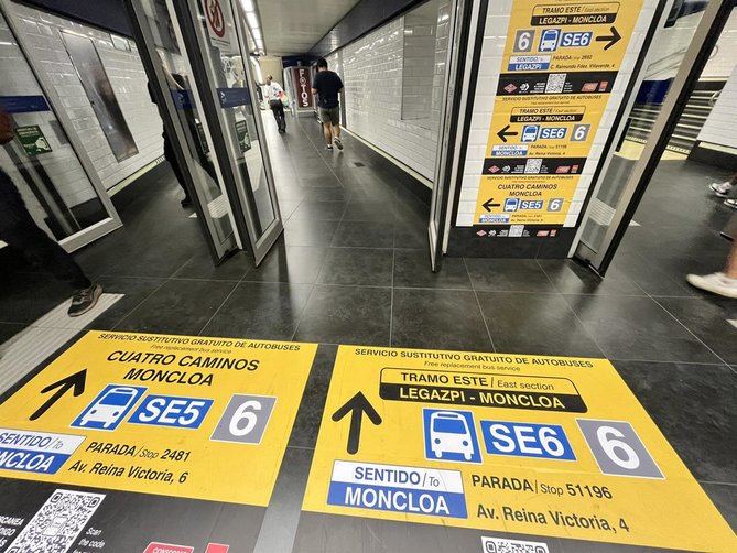 Los madrileños tiran de paciencia en la colas del primer lunes de obras en la L6 este de Metro