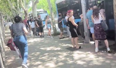 Largas colas en el primer lunes de obras de la L6
