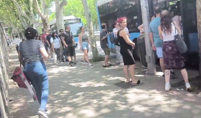 Esta nueva opción de autobús, que replica en la superficie el recorrido de la L6, ha provocado colas para su acceso, lo que en algunos momentos ha llegado a ralentizar la circulación del transporte.