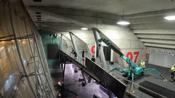 El Movistar Arena esta semana ha instalado un muro de insonorización de 440 metros cuadrados en la fachada de Goya, para adecuar sus instalaciones con un mejor aislamiento acústico para una mejor convivencia vecinal.