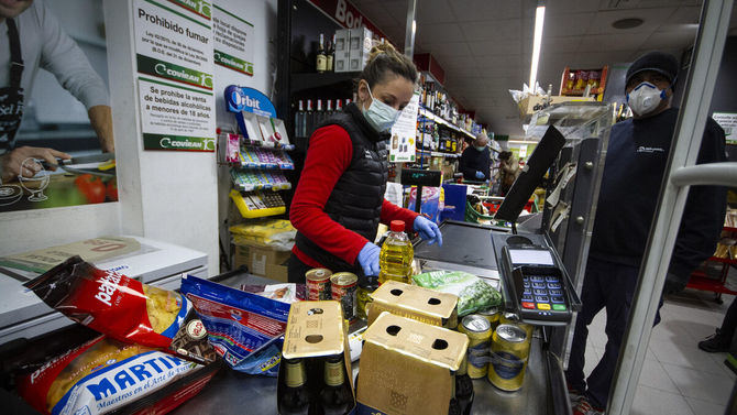 Cuatro de cada diez contratos firmados por mujeres han sido en el sector sanitario, en el comercio o en la agricultura.