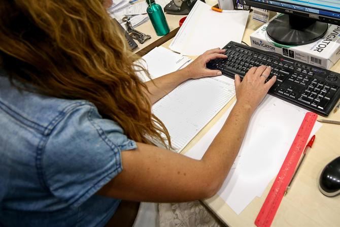 El impacto de la pandemia ha afectado especialmente a las trabajadoras, ya que, de media, su contratación durante el pasado año fue un 25,8% inferior que la de los hombres.