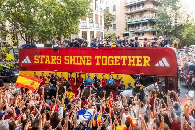 Unos dos millones de aficionados han tomado las calles de Madrid al paso de la Selección española de fútbol, para celebrar el logro de la segunda estrella, según ha cuantificado Delegación de Gobierno en Madrid.