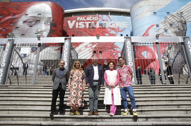 Carlos Izquierdo, concejal del distrito, durante la inauguración de la obra, pintada sobre la fachada del Palacio de Vistalegre, que formará parte de la ‘Ruta del Arte’, un recorrido cultural que articulará el distrito a través de dos grandes ejes temáticos.