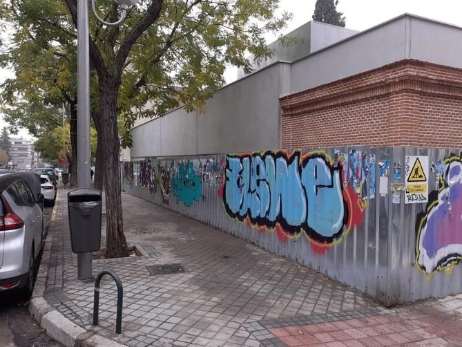 Estado actual del muro de la escuela infantil.