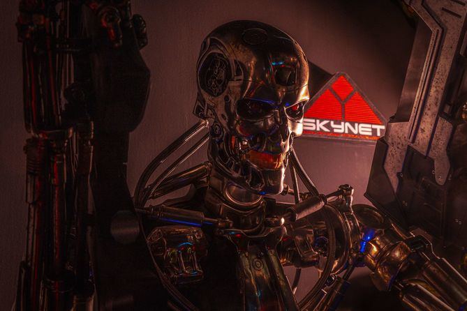 Además, acoge 'Aliens vs. Robot', una muestra con mas de 200 piezas originales para sumergirse en el universo de la ciencia ficcion y la cultura 'pop' de los anos 80, que se puede disfrutar hasta el 20 de junio.