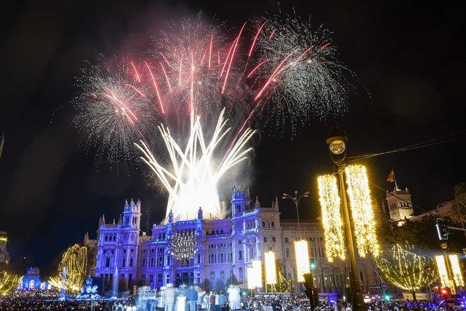 El alumbrado navideño se podrá disfrutar hasta el 7 de enero en más de 240 emplazamientos de los 21 distritos. Madrid cuenta desde este sábado con 7.134 cadenetas y 126 cerezos de luz, que suman una longitud de 157 kilómetros, así como con 13 grandes abetos luminosos y otros motivos típicamente navideños repartidos por distintos espacios de la capital.