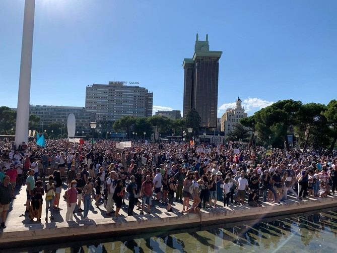 Ciudadanos críticos contra el uso de la mascarilla obligatoria ante el Covid-19 se congregaron ayer por la tarde en la Plaza de Colón al entender que es una medida 'ridícula' y un 'recorte' de libertades merced a la crisis del coronavirus, una pandemia que fue calificada de 'farsa' y 'mentira' por varios de los asistentes.