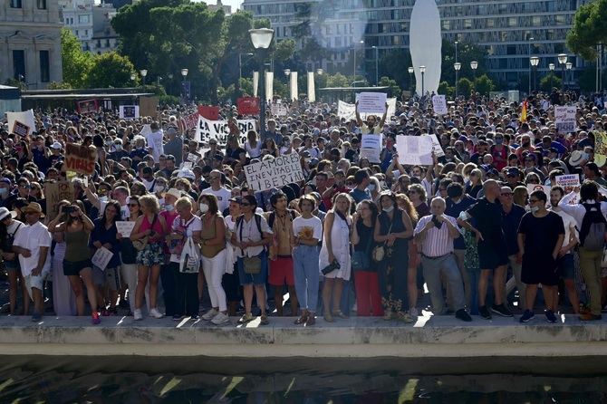 La protesta arrancaba a las 18.00 horas con una multitudinaria asistencia en la céntrica plaza y una parte de los congregados que no portaba mascarilla, pese a que su uso es obligatorio en espacios públicos de Madrid cuando no se puede mantener la distancia de seguridad. 