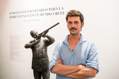 El artista chileno Nicolás Miranda pretendía denunciar la pasividad ante el genocidio en Gaza con esta instalación artística. El museo se ha desvinculado de la obra, reafirmando su compromiso con contenidos culturales respetuosos.
