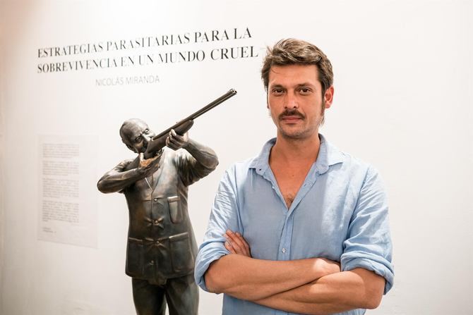 El artista chileno Nicolás Miranda pretendía denunciar la pasividad ante el genocidio en Gaza con esta instalación artística. El museo se ha desvinculado de la obra, reafirmando su compromiso con contenidos culturales respetuosos.