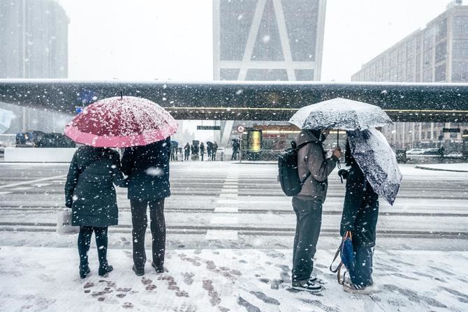 El temporal, que ha entrado en la región por el oeste, ha irrumpido en la capital sobre las 10.00 horas de este miércoles, dejando copiosas nevadas en el centro y, especialmente, en los distritos de Moncloa-Aravaca, Fuencarral-El Pardo y Hortaleza.