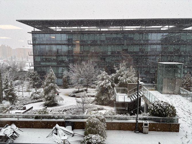 Las principales incidencias en el transporte derivadas de la nevada se presentan en Valdebebas, Barajas, Aravaca, Montecarmelo, el barrio del Pilar, El Pardo, Sanchinarro, Las Tablas y también en la zona de la Feria de Madrid.