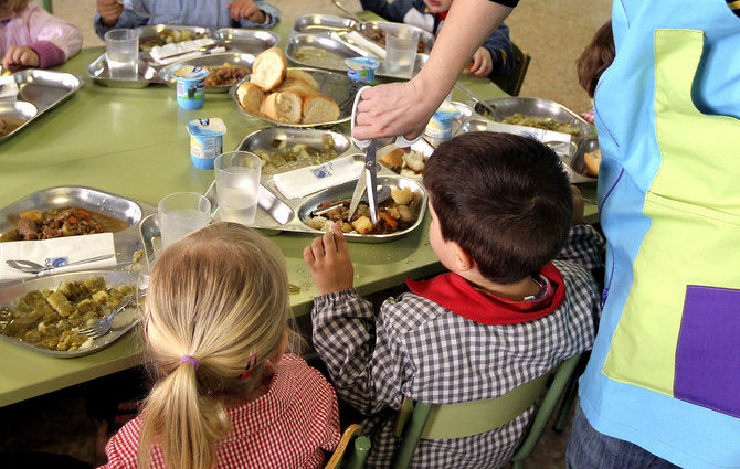 Turnos de comida, grupos burbuja, separación física, puestos fijos para cada alumno, aulas convertidas en comedor, limpieza extrema, monitores con bata, gorro, mascarilla y pantalla... Comer en el cole va a ser diferente.