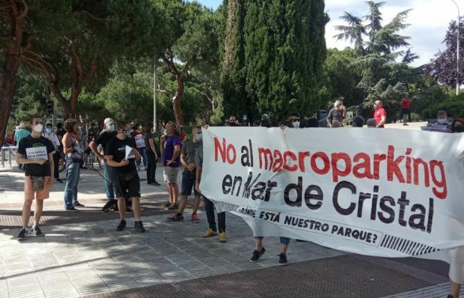 Un centenar de vecinos se concentraron frente a la Junta para rechazar el aparcamiento disuasorio de Mar de Cristal.