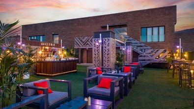 The Summit es la exclusiva terraza y espacio en la azotea del Novotel Madrid Center, situado en la calle de O'Donnell, 53 (en el barrio de Salamanca), que destaca por sus vistas panorámicas, piscina y coctelería.
