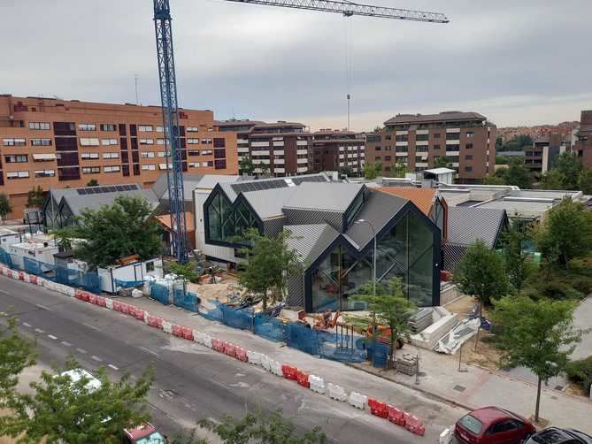 Este nuevo espacio cultural, que tiene prevista su inauguración en 2026 según ha confirmado el Ayuntamiento de Madrid, está situado en la avenida del Monasterio de El Escorial, 56, en el barrio de Montecarmelo del distrito de Fuencarral-El Pardo
