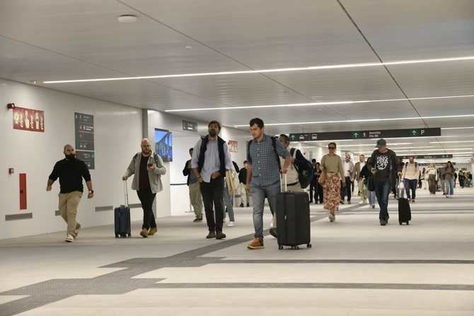 El ministro Puente ha destacado la mejora que este nuevo paso inferior supone para la comodidad de los viajeros, que ahora pueden salir a la calle por ambos laterales de la estación “de forma directa y accesible”.
