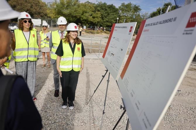 La consejera de Sanidad, Fatima Matute, ha visitado el avance de las obras del nuevo dispositivo Valdemoro 3, en el que el Ejecutivo autonomico invierte 2,6 millones de euros para atender a cerca de 10.000 vecinos.