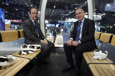 El delegado de Urbanismo, Medio Ambiente y Movilidad, Borja Carabante, ha visitado el estand de EMT Madrid en Global Mobility Call 2026, para conocer cómo será la cabina del futuro Teleférico de Madrid y probar, a través de la realidad virtual, una recreación de las vistas del singular trayecto que discurre a 40 metros sobre la Casa de Campo.