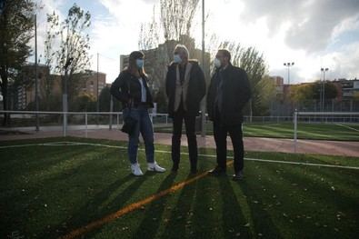 La concejala delegada de Deporte, Sofía Miranda, y el concejal del distrito de Hortaleza, Alberto Serrano, junto al director de la instalación, Javier Fernández-Gandoy, han visitado los campos de fútbol del Centro Deportivo Municipal Luis Aragonés.