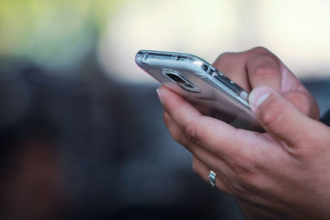 La retirada de contenidos racistas y xenófobos muestra 'notables diferencias' según la plataforma. TikTok lidera la eliminación de contenidos, con una tasa del 79%, seguida de X, que alcanza el 65%, registrando un avance especialmente destacado frente al 4% de retirada observado en octubre.