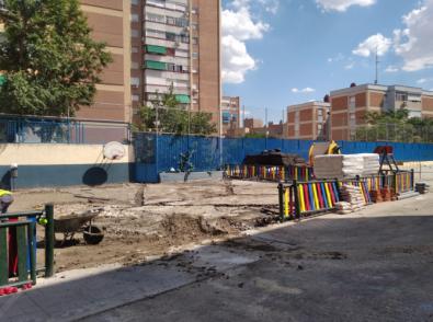 Obras en el patio del colegio Leopoldo Alas.