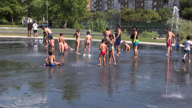Ourense, Lleida o Madrid estarán en torno a los 40ºC, al igual que Salamanca, Cáceres o Albacete. Mientras tanto, en Badajoz o Córdoba se podría rondar los 44ºC, tras una madrugada del martes en la que en puntos del Mediterráneo, centro y mitad sur, no se habrá bajado de 24-25ºC.