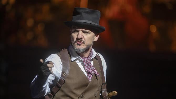 El montaje de 'La ópera de los tres centavos', protagonizado por Coque Malla llega al Teatro Infanta Isabel de Madrid, del 18 de septiembre al 1 de noviembre.