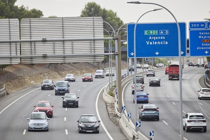 La DGT prevé más de 845.000 desplazamientos por carreteras de la región durante este fin de semana, cuando muchos madrileños inician sus vacaciones veraniegas o aprovechan el fin de semana para viajar.