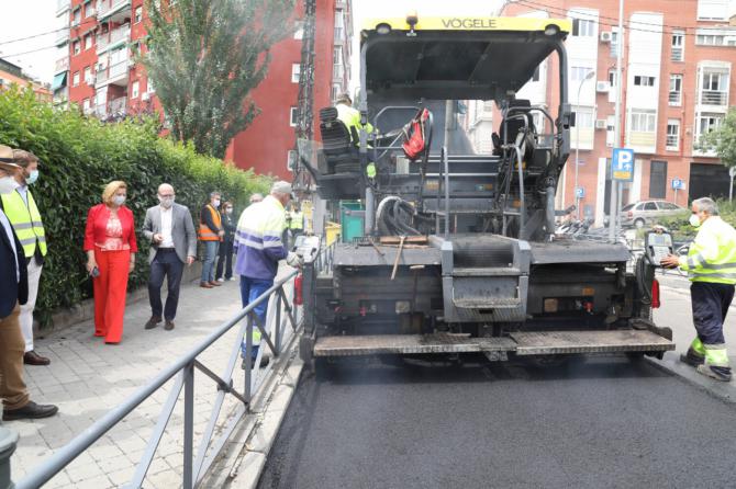 La concejala de Obras, Paloma García Romero, y el edil de Salamanca, José Fernández, comprobaron el asfaltado en la calle de Azcona.