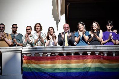 Acto en el que se desplegó la bandera LGTBIQ+, el pasado sábado, en los balcones de la sede de la Delegación del Gobierno en Madrid.