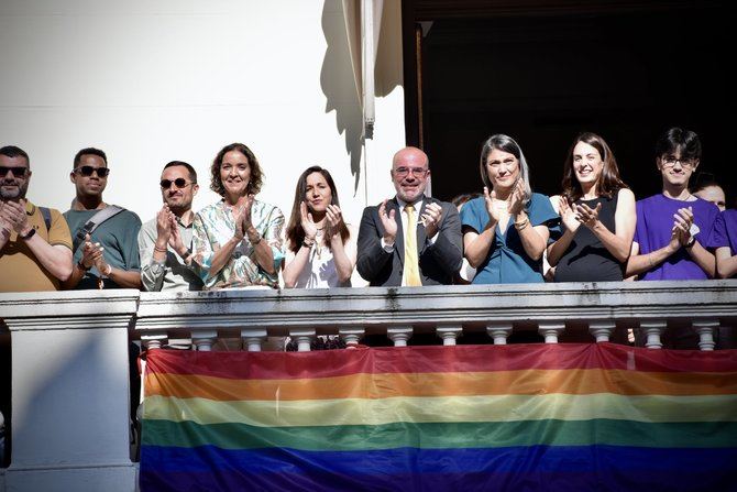 Acto en el que se desplegó la bandera LGTBIQ+, el pasado sábado, en los balcones de la sede de la Delegación del Gobierno en Madrid.