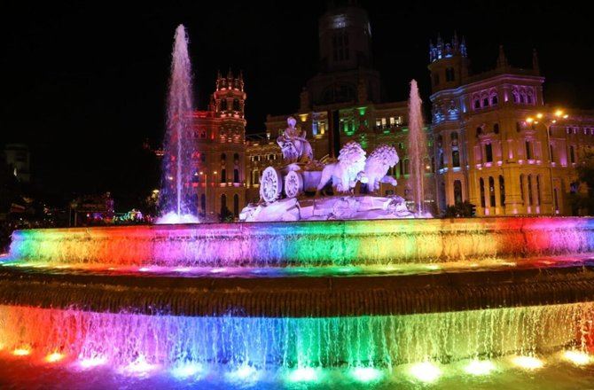La fuente y la fachada del Palacio de Cibeles, así como la fuente de Neptuno, se iluminarán este sábado con los colores de la bandera arcoíris con motivo de la manifestación estatal del Orgullo LGTBIQ+.