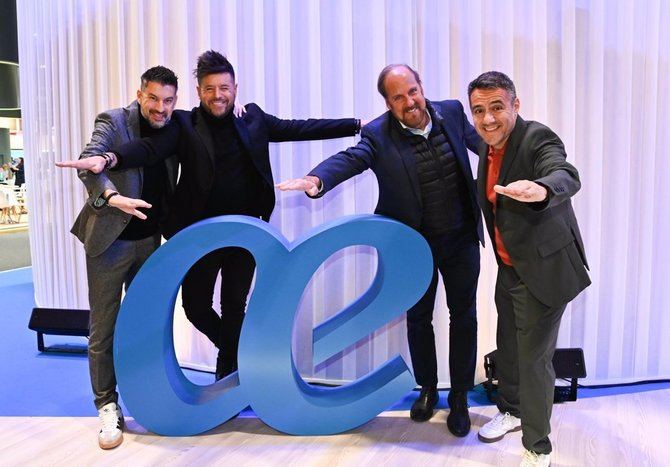 De izquierda a derecha: el mánager de Pablo López y director de GTS, Armand Martín; el cantante Pablo López; el director de Marketing y Producto de Air Europa, Rafael Brull; y el jefe de Patrocinios y Acuerdos, Sebastián Lladó.