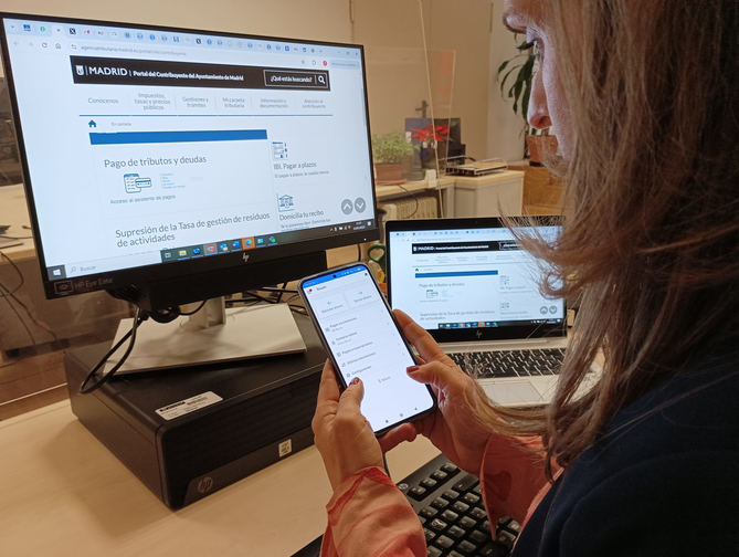 El pago por Bizum se sitúa en la tercera posición entre las diferentes plataformas de pago que ofrece el Ayuntamiento, aunque el pago con tarjeta bancaria sigue siendo el más utilizado, que entre enero y junio de este año ha registrado más de dos millones de pagos.