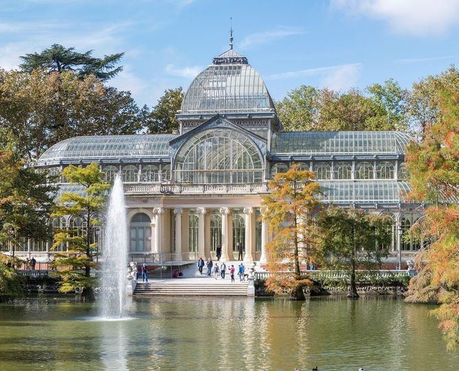En el marco del programa de visitas Pasea Madrid, el Ayuntamiento ha promovido, desde 2021, la ejecución de tres itinerarios por el Paisaje de la Luz: el paseo del Prado, el parque de El Retiro y el centro de interpretación del Paisaje de la Luz. 