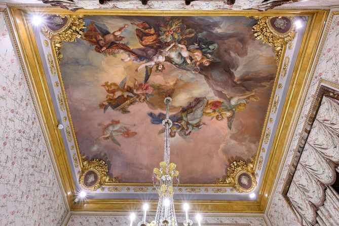 La apertura de este espacio contribuye a enriquecer la experiencia museográfica y permite al visitante comprender mejor el uso y la sofisticación de los interiores palatinos españoles del siglo XVIII.