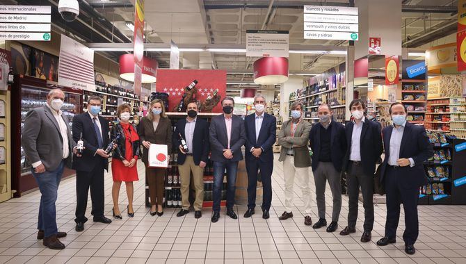 Paloma Martín, en su visita a uno de los 'corners' que se han instalado en los hipermercados Alcampo, para la promoción de los vinos madrileños.