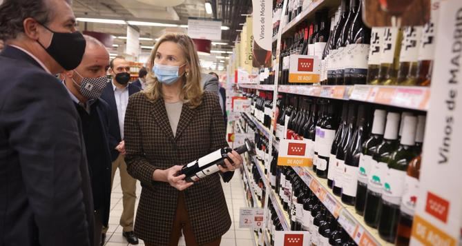 La consejera ha estado acompañada en su visita por Francisco García de Bodegas y Viñedos Pedro García, Víctor Algora de Bodegas Licinia y Enrique Fernández de Bodegas Nueva Valverde.